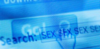 Cómo evitar ser víctima del virus que te graba mientras ves porno para extorsionarte