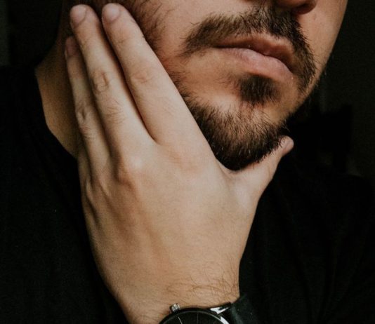 La razón por la que los hombres deben rasurarse si quieren protegerse contra el coronavirus, según los CDC – El Diario NY