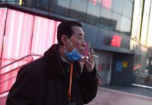 ¿Por qué el coronavirus afecta más a hombres que a mujeres? – La Opinión