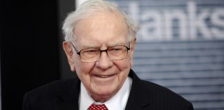 El multimillonario e inversor de Apple Warren Buffett reemplaza su barato teléfono plegable por un iPhone 11 – RT en Español