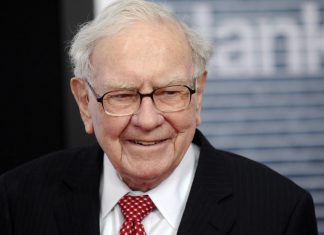 El multimillonario e inversor de Apple Warren Buffett reemplaza su barato teléfono plegable por un iPhone 11 – RT en Español