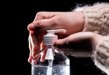 Dónde encontrar 7 productos desinfectantes recomendados por los CDC para prevenir el coronavirus – La Opinión