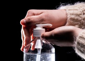 Dónde encontrar 7 productos desinfectantes recomendados por los CDC para prevenir el coronavirus – La Opinión