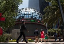 Las bolsas y divisas latinoamericanas profundizan sus caídas en un entorno de pánico global – EL PAÍS