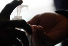 Dior, Givenchy y Guerlain producirán gel antibacterial ante escasez que ha provocado coronavirus en Francia – Sopitas.com