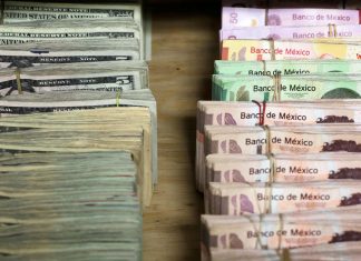 El peso mexicano cae a nuevo mínimo histórico y la bolsa se desploma un 8 % – RT en Español