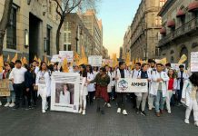 Marchan estudiantes de medicina al Zócalo; exigen justicia – Excélsior