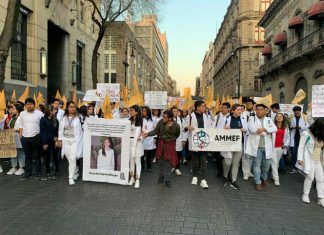 Marchan estudiantes de medicina al Zócalo; exigen justicia – Excélsior