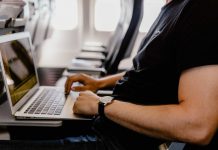 Ataca a una aerolínea porque la persona «egoista» que tenía delante destroza su MacBook al reclinar el asiento en un vuelo – RT en Español