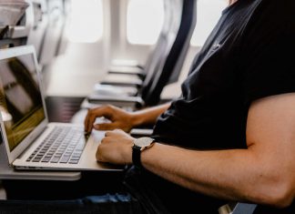 Ataca a una aerolínea porque la persona «egoista» que tenía delante destroza su MacBook al reclinar el asiento en un vuelo – RT en Español