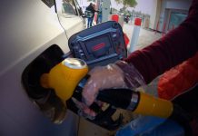 Cómo cargar gasolina de forma segura durante la pandemia de coronavirus – La Opinión