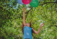 Niña termina quimioterapia, vecinos le organizan desfile de bienvenida a casa – SOY CARMÍN