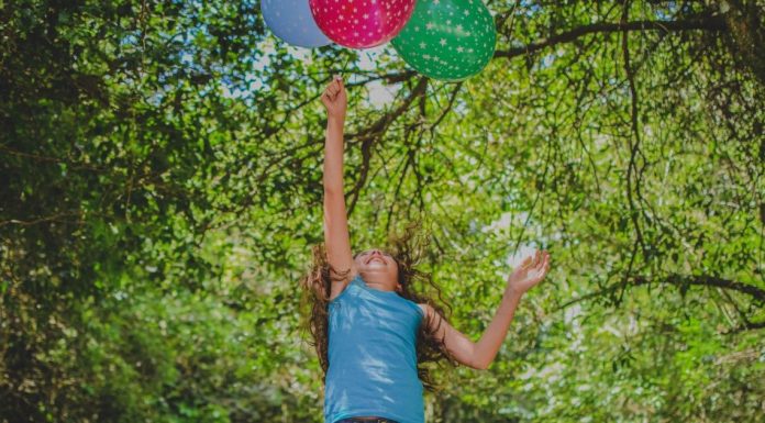 Niña termina quimioterapia, vecinos le organizan desfile de bienvenida a casa – SOY CARMÍN