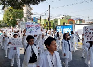 Marchan estudiantes de Medicina; entregan pliego petitorio – El Sol de Toluca
