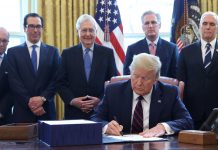 Trump firma el paquete de estímulos para impulsar la economía en medio del coronavirus – RT en Español