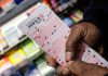 Compra un billete de lotería en la tienda en la que trabaja y gana 52 millones de dólares – RT en Español