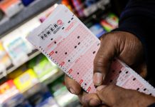 Compra un billete de lotería en la tienda en la que trabaja y gana 52 millones de dólares – RT en Español