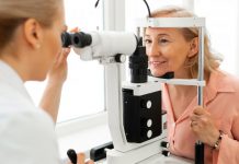 ¿Por qué a veces vemos moscas o puntos negros y cuándo debemos consultar al médico? – La Opinión