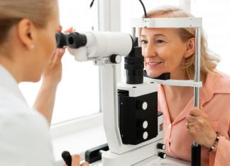 ¿Por qué a veces vemos moscas o puntos negros y cuándo debemos consultar al médico? – La Opinión