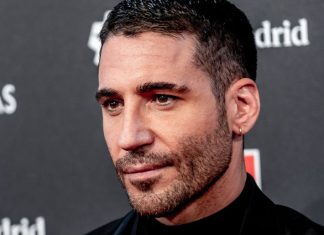 Mira cómo Miguel Ángel Silvestre se machaca la espalda en el gimnasio para Sky Rojo – menshealth.com/es/