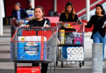 ‘Es una locura’: las compras de pánico por el coronavirus obligan a las tiendas a limitar la cantidad de papel higiénico y máscaras que la gente puede adquirir – CNN