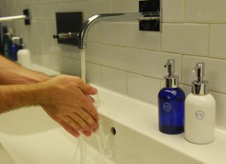 ¿Hombres o mujeres, quiénes no se lavan las manos después de ir al baño? – Noticieros Televisa