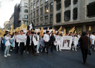 «Ni una bata menos», exigen estudiantes de medicina en marcha a Palacio Nacional | El Universal – El Universal